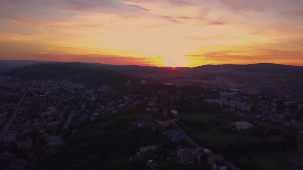 Sunset Red Skyline Клуже Румыния Трансильвания Воздушный Беспилотник Над Городом — стоковое видео