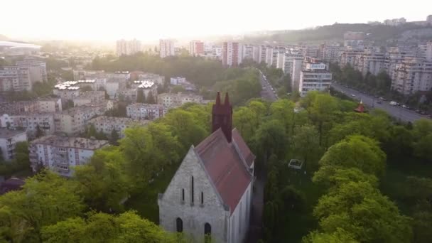 View Beautiful Church Entre Árvores Floresta Vista Monumento Town Cluj — Vídeo de Stock
