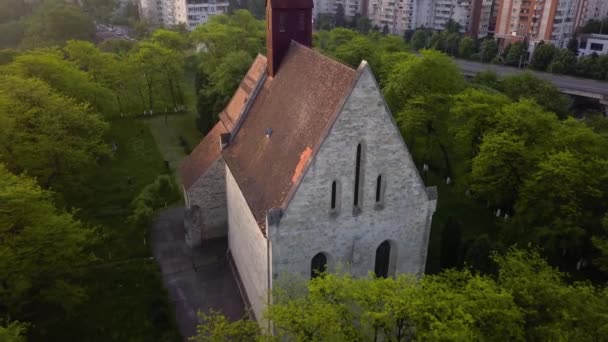 Kerek Kilátás Gyönyörű Templom Között Fák Erdő Kilátás Emlékmű Város — Stock videók