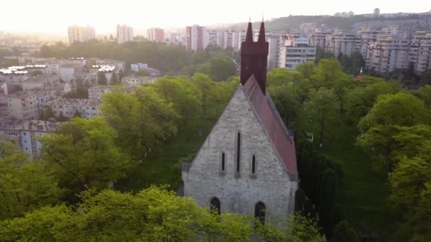 View Beautiful Church Entre Árvores Floresta Vista Monumento Town Cluj — Vídeo de Stock