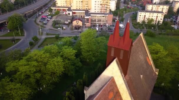 View Beautiful Church Entre Árvores Floresta Vista Monumento Town Cluj — Vídeo de Stock