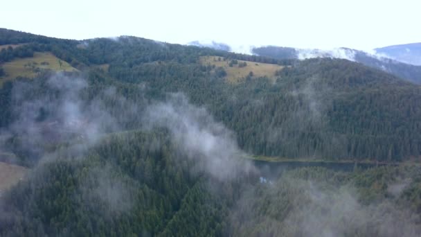 Drone Aérien Majestueux Élevant Travers Brouillard Brume Vallée Pour Révéler — Video