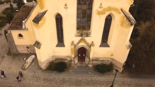 Drone Ascendente Captando Vislumbre Uma Arquitetura Vintage Uma Localidade Fechada — Vídeo de Stock