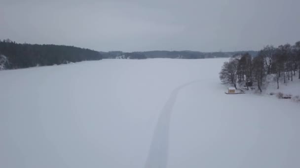 Aerial Footage Tracking Small Lakefront Cabin Idyllic Environment Totally Surrounded — Stockvideo