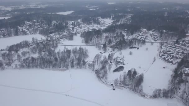 Brede Hoek Luchtfoto Van Stedelijk Gebied Bedekt Met Sneeuw Terwijl — Stockvideo