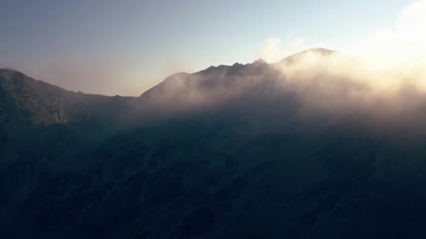 Levage Hauteur Dessus Chaîne Montagnes Volant Travers Les Nuages — Video