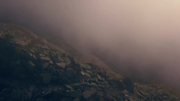 Volare Accanto Una Scogliera Rocciosa Faccia Attraverso Nuvole — Video Stock
