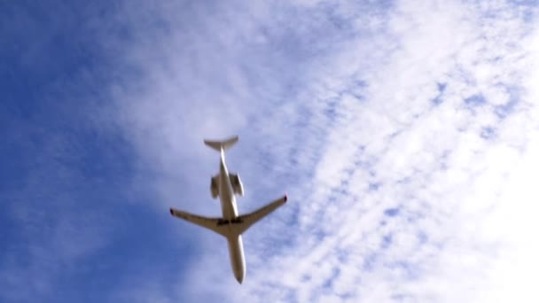 Landing Airplane Passing Low Altitude Camera Movements Follow Plane Filmed — Vídeos de Stock