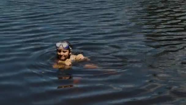 Малюк Окулярами Голові Купається Озері — стокове відео