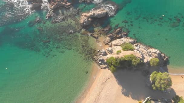 Aerial Top Birdseye Drone Shot Sideways Rocky Coast Turquoise Sea — 图库视频影像