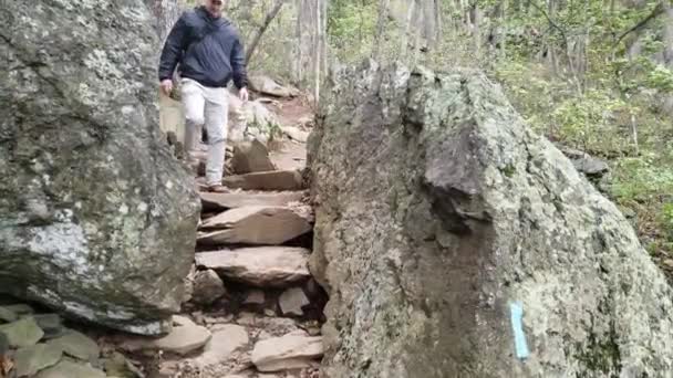 Hikers Walk Trail Leading Gap Two Large Boulders Path Stone — стоковое видео