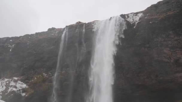 Statický Pomalý Nakloněný Výstřel Vody Tekoucí Zasněžené Zemi Seljalandfoss Vodopádu — Stock video