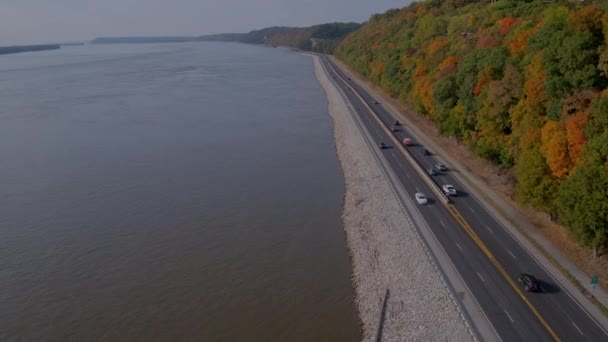 Drone Empuja Hacia Adelante Junto Great River Road Acantilados Otoño — Vídeos de Stock