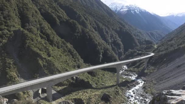 Auta Projíždějící Viaduktem Horách Nového Zélandu — Stock video