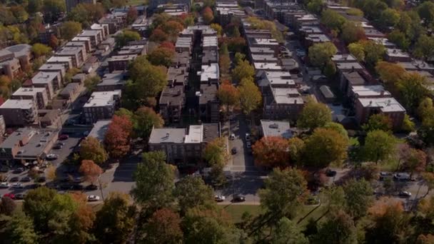 Flyover Park Podzim Naklání Odhalí Rezidenční Čtvrť Města Panorama Obzoru — Stock video