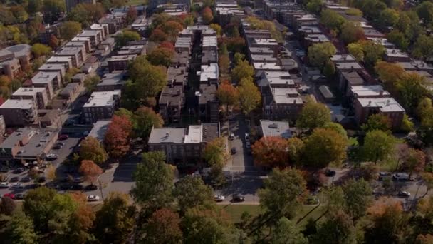 Vliegt Een Park Herfst Kantelt Omhoog Een Woonwijk Een Skyline — Stockvideo