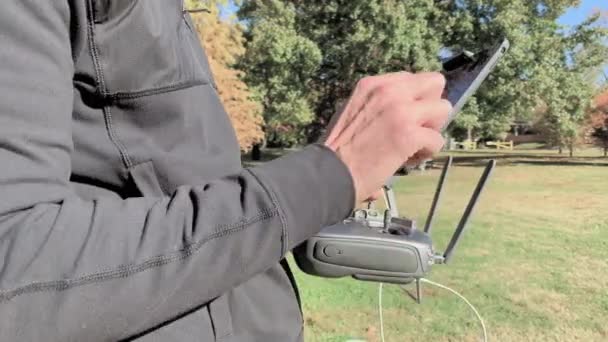 Fecho Das Mãos Piloto Drones Controle Remoto Enquanto Ele Pilota — Vídeo de Stock