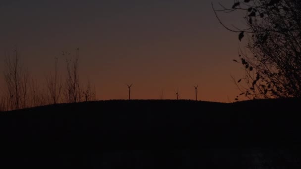 Windturbine Bij Een Zonnige Avondschemering Hoga Kusten Vasternorrland Zweden — Stockvideo