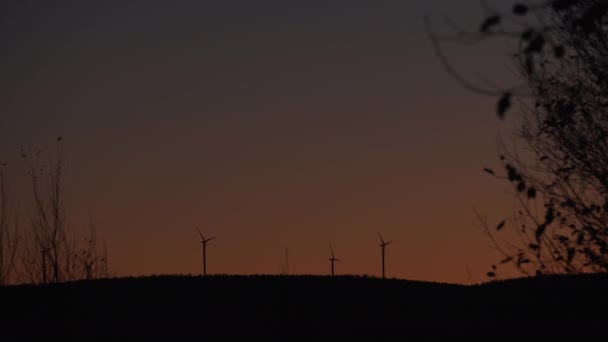 Windturbines Bij Een Zonnige Avondschemering Hoga Kusten Vasternorrland Zweden — Stockvideo