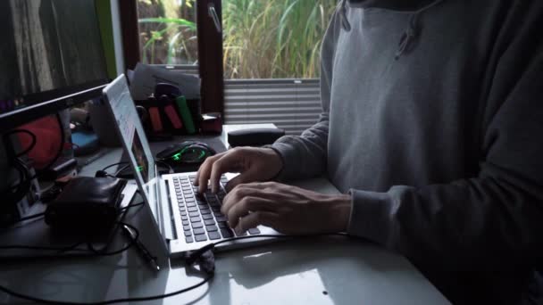 Mann Sitzt Lockerer Umgebung Und Tippt Auf Laptop — Stockvideo