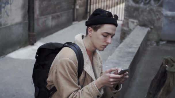 Jongeman Die Sms Jes Schrijft Zijn Mobiele Telefoon Middelmatig Schot — Stockvideo