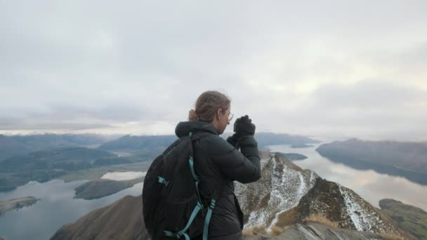 Мандрівник Робить Фотографії Вершині Рой Пік Ванаці Нова Зеландія — стокове відео