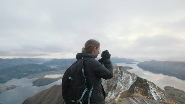 在新西兰瓦纳卡罗伊山顶拍照的徒步旅行者 — 图库视频影像