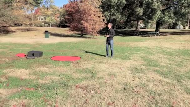 Piloto Drone Voando Parque Varre Céu Para Drone Enquanto Câmera — Vídeo de Stock