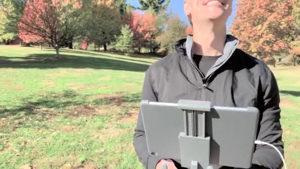 Operátor Dronu Letící Dronem Vzhlédne Obloze Usměje — Stock video