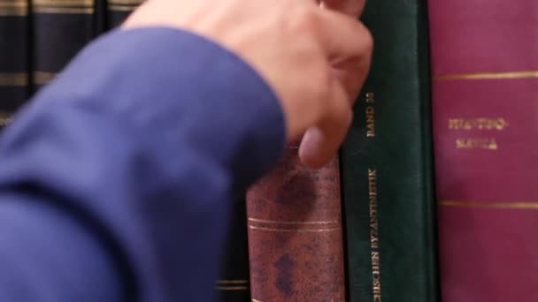 Close Uma Fileira Grandes Livros Capa Dura Couro Encadernado Como — Vídeo de Stock