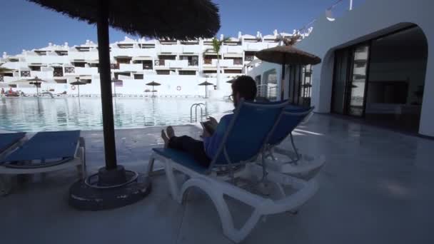 Zoom Young Entrepreneur Working Tablet Sunbed Pool — Stock Video