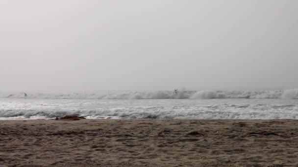 Surfisti Venice Beach California Mentre Sole Cerca Sfondare Spesso Strato — Video Stock