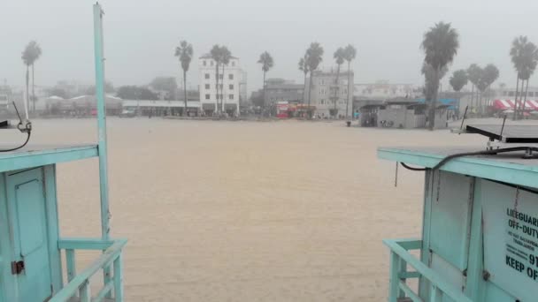 Volare Tra Due Bagnini Erge Venice Beach Uno Spesso Strato — Video Stock