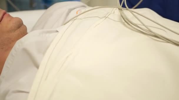 Nahaufnahme Der Brust Eines Patienten Während Eine Krankenschwester Elektroden Für — Stockvideo