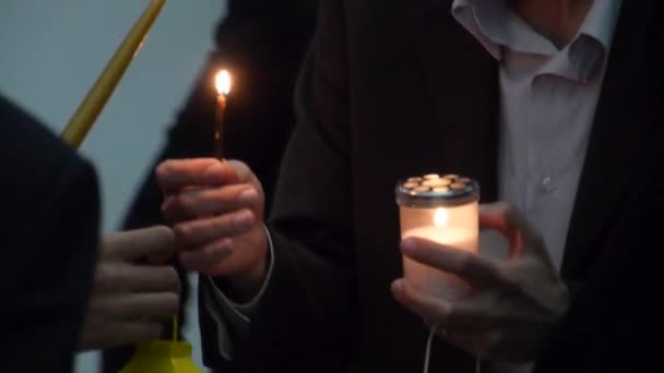 Close Pessoas Segurando Velas Lanternas Para Transferência Fogo Sagrado Páscoa — Vídeo de Stock