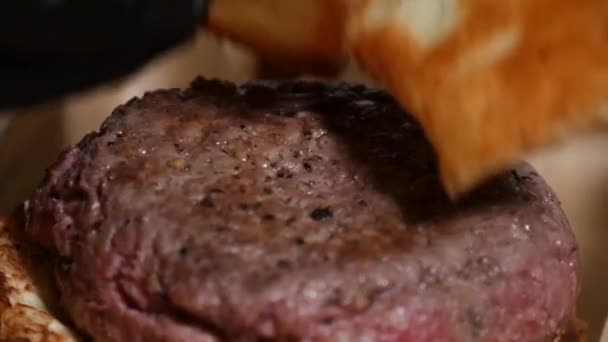 Queso Halloumi Rebanado Parrilla Coloca Encima Una Hamburguesa Gourmet — Vídeo de stock