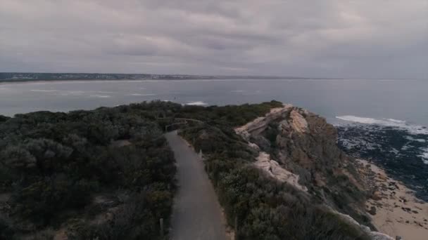 Pareja Caminar Por Camino Explorando Las Vistas Costa Aérea — Vídeos de Stock