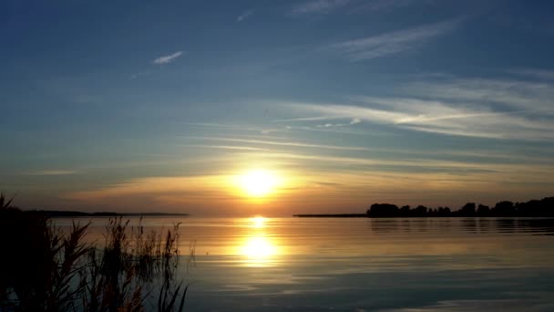Średnie Szerokie Ujęcie Zachodu Słońca Nad Morzem Błękitnym Niebem — Wideo stockowe