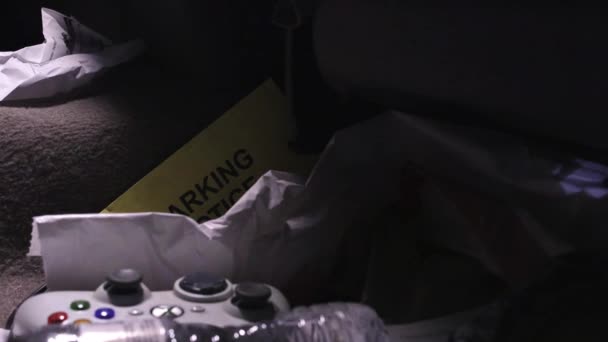 ゴミに囲まれた車の床に駐車券 — ストック動画