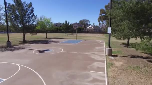 斯科茨代尔市公园 篮球场的无人机镜头飞向篮筐 — 图库视频影像
