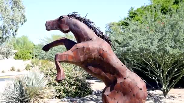 Escultura Grande Cavalo Metal Vista Perfil Patas Traseiras Carros Passam — Vídeo de Stock