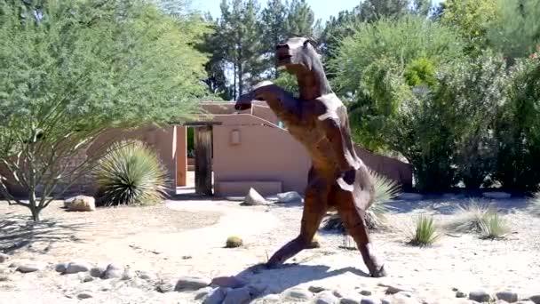 Escultura Gran Caballo Metal Patas Traseras Recto Vista Pan Izquierda — Vídeo de stock