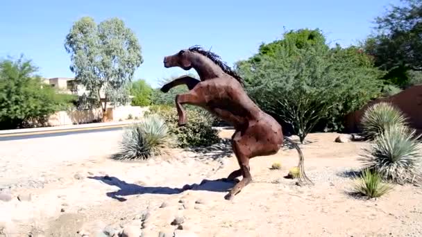 Escultura Gran Caballo Metal Las Patas Traseras Pan Izquierda — Vídeo de stock