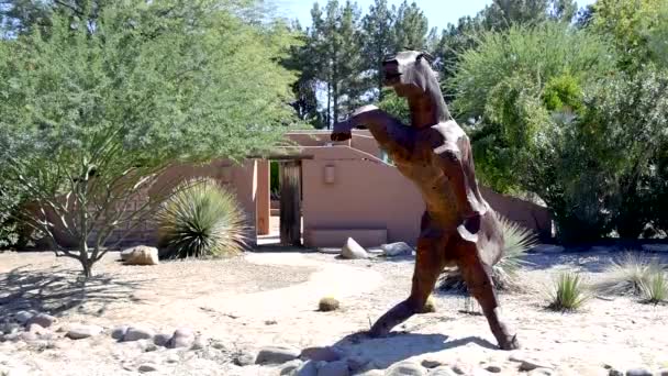 Escultura Gran Caballo Metal Las Patas Traseras Directamente Vista — Vídeo de stock