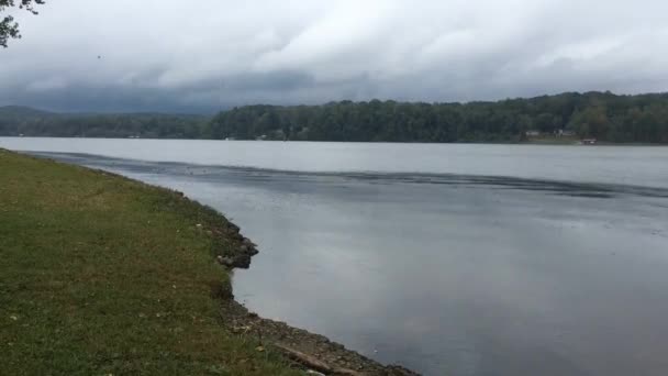 在多风的天气里 一个背风的风景秀丽的湖水的时光流逝视频 — 图库视频影像