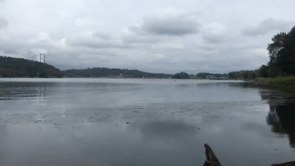 Time Lapse Видео Живописного Озера Облачный Дождливый Мрачный День — стоковое видео