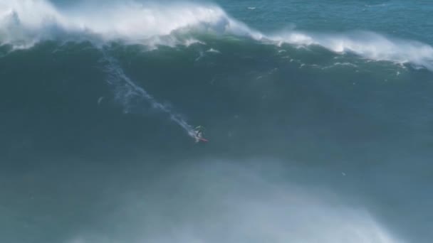 Surfista Ondas Grandes Carlos Burle Numa Onda Monstruosa Nazar Portugal — Vídeo de Stock