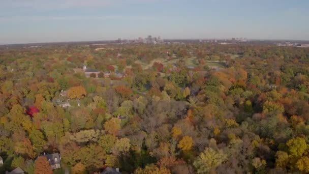 Flyover Autumn Trees Small Church City Skyline Horizon — Stockvideo