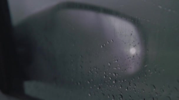 Pohled Auto Boční Zrcátko Zevnitř Auta Deštivá Mlha Noční Jízda — Stock video