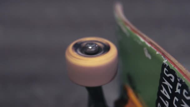 Out Focus Handheld Skateboard Wheel Spin Footage — Video Stock